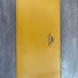 Coach skinny wallet in flax/gold.